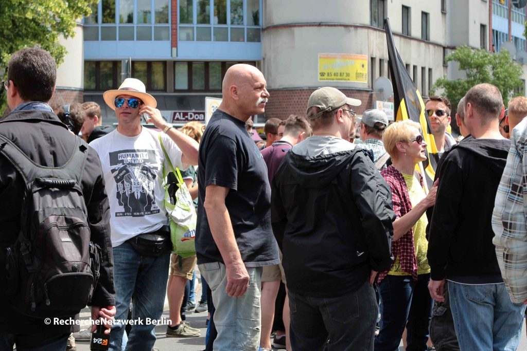 Der Mahnwächter und Pax Terra-Aktivist Hagen Schütte mit Hut und Sonnenbrille kam mit Bärgida auf die Demo der "Identitären" und lief bis zum Ende mit.