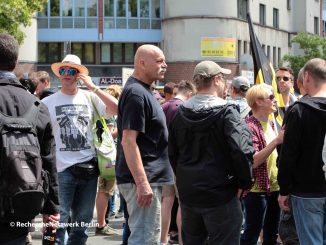 Der Mahnwächter und Pax Terra-Aktivist Hagen Schütte mit Hut und Sonnenbrille kam mit Bärgida auf die Demo der "Identitären" und lief bis zum Ende mit.