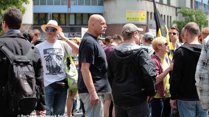 Der Mahnwächter und Pax Terra-Aktivist Hagen Schütte mit Hut und Sonnenbrille kam mit Bärgida auf die Demo der "Identitären" und lief bis zum Ende mit.