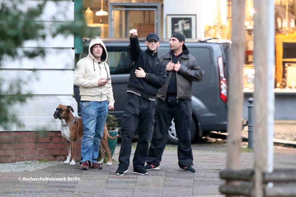 Die selbsterannnte "NPD-Schutzzone" vor dem Cafe Breslau in Friedenau. @ RechercheNetzwerk Berlin 