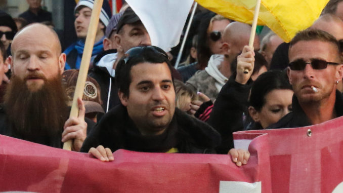 Khazaeli bei einer neonazistischen „Merkel muss weg“-Demonstration in Berlin