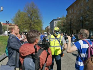 Rechte Youtuber auf Hygienedemo: dicht gedrängt um einen Qanon-Anhänger finden sich Martin Lejeune, COMPACT TV-Chefredakteur Martin Müller-Mertens und Nikolai Nerling