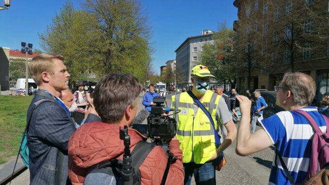 Rechte Youtuber auf Hygienedemo: dicht gedrängt um einen Qanon-Anhänger finden sich Martin Lejeune, COMPACT TV-Chefredakteur Martin Müller-Mertens und Nikolai Nerling